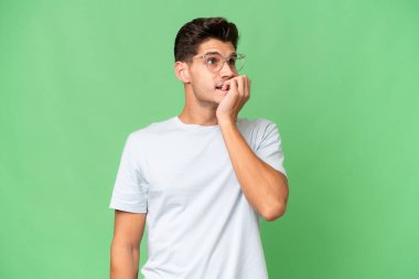 Tecrit edilmiş bir geçmişi olan beyaz, yakışıklı genç bir adam biraz gergin.