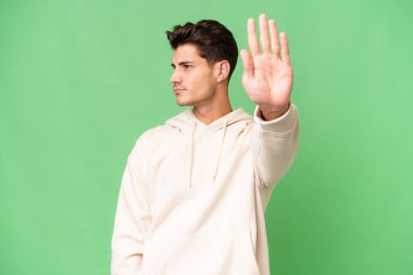 Genç, beyaz, yakışıklı bir adam izole edilmiş bir hayat sürüyor. Duruyor ve hayal kırıklığına uğruyor.