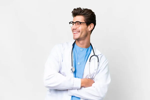 Νεαρός Γιατρός Πάνω Από Απομονωμένο Λευκό Φόντο Χαρούμενος Και Χαμογελαστός — Φωτογραφία Αρχείου