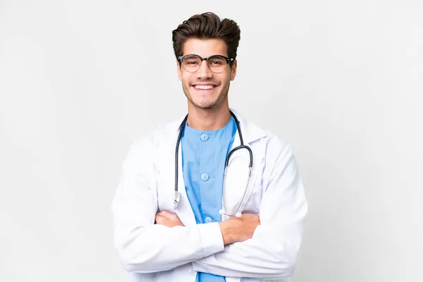 Jovem Médico Homem Sobre Fundo Branco Isolado Mantendo Braços Cruzados — Fotografia de Stock