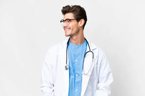 Mladý Lékař Muž Přes Izolované Bílé Pozadí Hledá Stranu — Stock fotografie