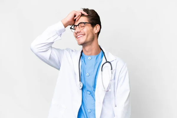 Junger Arzt Vor Isoliertem Weißen Hintergrund Hat Etwas Erkannt Und — Stockfoto