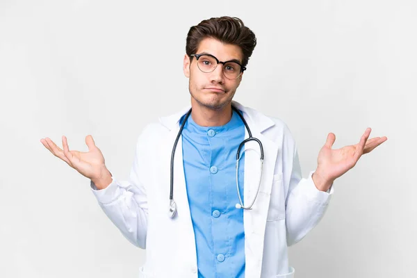 Mladý Lékař Muž Přes Izolované Bílé Pozadí Mají Pochybnosti Při — Stock fotografie