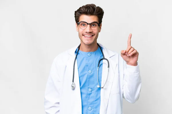 Młody Lekarz Nad Odizolowanym Białym Tle Wskazując Palcem Wskazującym Świetny — Zdjęcie stockowe