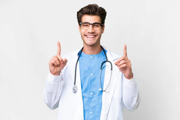 Mladý Lékař Muž Přes Izolované Bílé Pozadí Ukazuje Skvělý Nápad — Stock fotografie