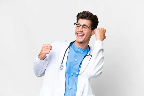 Νεαρός Γιατρός Πάνω Από Απομονωμένο Λευκό Φόντο Γιορτάζει Μια Νίκη — Φωτογραφία Αρχείου