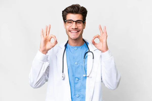 Молодий Лікар Над Ізольованим Білим Тлом Показує Знак Пальцями — стокове фото