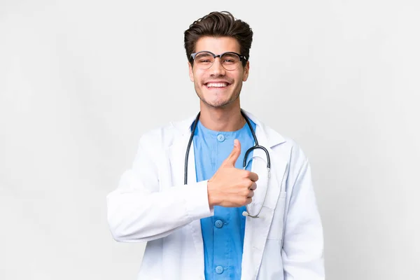 年轻的医生 在孤独的白种人背景上举起大拇指做手势 — 图库照片
