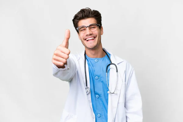 Junger Arzt Vor Isoliertem Weißen Hintergrund Mit Erhobenem Daumen Weil — Stockfoto
