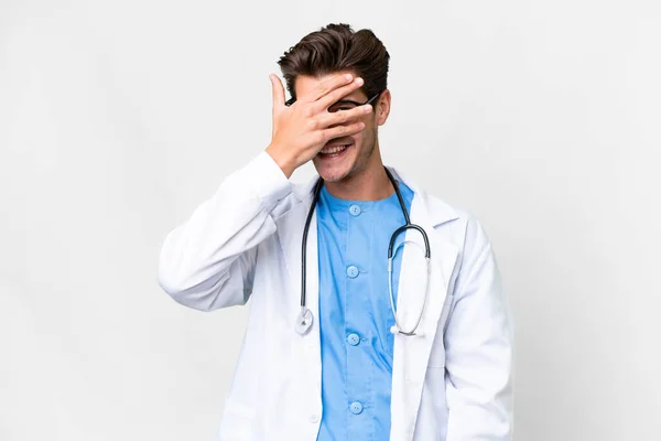 Ung Läkare Man Över Isolerad Vit Bakgrund Täcker Ögon Med — Stockfoto