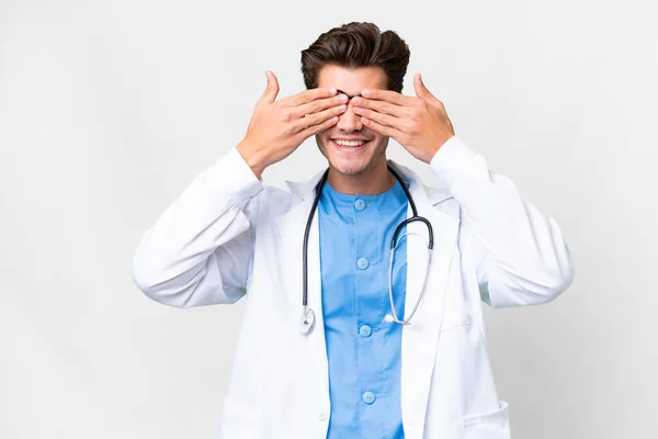 Ung Läkare Man Över Isolerad Vit Bakgrund Täcker Ögon Med — Stockfoto