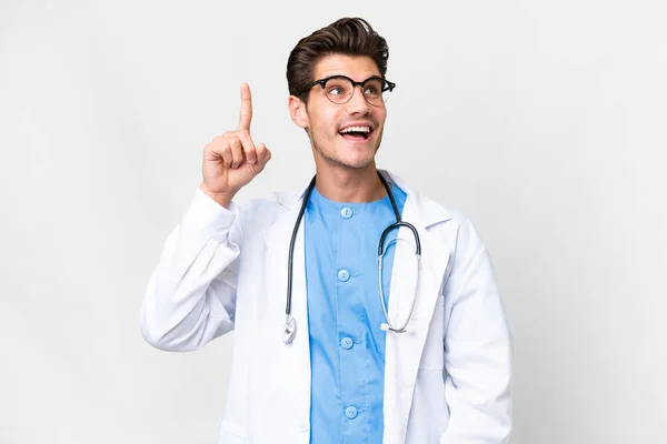 指を持ち上げながら解決策を実現しようとして隔離された白い背景の上に若い医師の男 — ストック写真