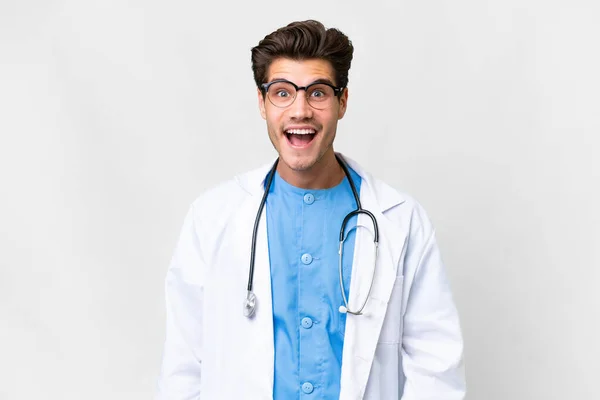 Giovane Medico Uomo Sfondo Bianco Isolato Con Espressione Facciale Sorpresa — Foto Stock