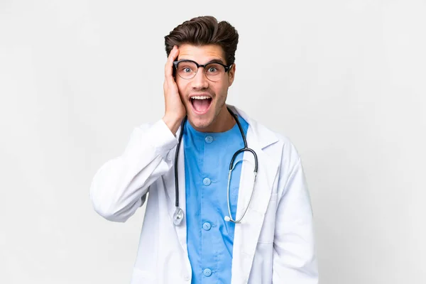 Ung Läkare Man Över Isolerad Vit Bakgrund Med Överraskning Och — Stockfoto