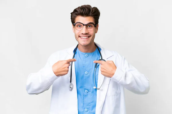 年轻的医生 在孤立的白色背景上 有着令人惊讶的面部表情 — 图库照片