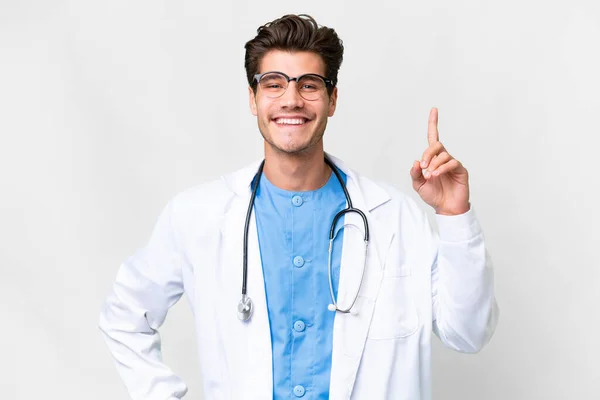 Молодий Лікар Над Ізольованим Білим Тлом Показує Піднімає Палець Знак — стокове фото