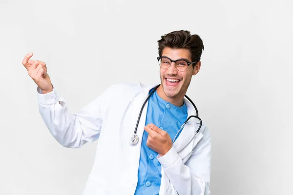 Mladý Lékař Muž Nad Izolované Bílé Pozadí Dělat Kytarové Gesto — Stock fotografie