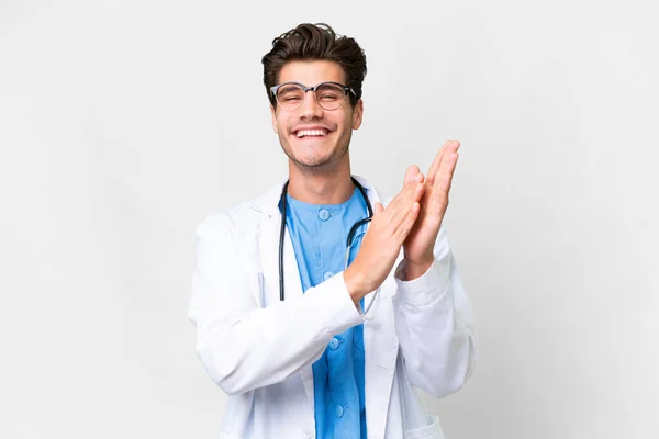 在一个会议上 一位年轻的医生在一个孤立的白人背景下发表了演讲 为他喝彩 — 图库照片