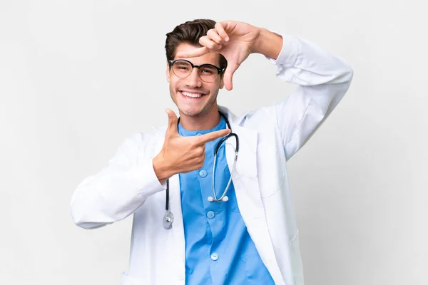隔離された白い背景の顔の上の若い医者の人 フレーミングシンボル — ストック写真