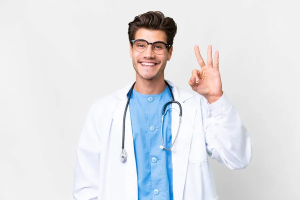 Joven Doctor Hombre Sobre Aislado Blanco Fondo Feliz Contar Tres — Foto de Stock