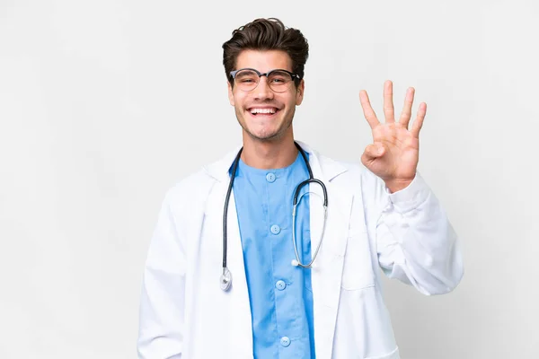 Молодий Лікар Чоловік Над Ізольованим Білим Тлом Щасливий Рахуючи Чотири — стокове фото