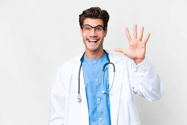 Νεαρός Γιατρός Πάνω Από Απομονωμένο Λευκό Φόντο Καταμέτρηση Πέντε Δάχτυλα — Φωτογραφία Αρχείου