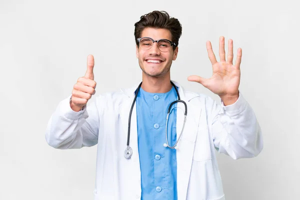 Молодий Лікар Над Ізольованим Білим Тлом Підраховує Шість Пальцями — стокове фото