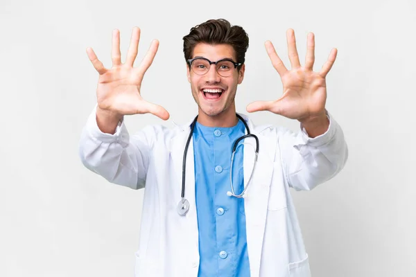 Молодий Лікар Над Ізольованим Білим Тлом Рахуючи Десять Пальцями — стокове фото