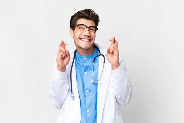 Mladý Lékař Muž Přes Izolované Bílé Pozadí Prsty Kříž — Stock fotografie