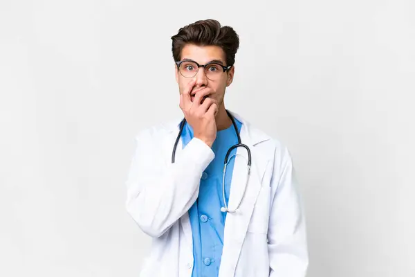 Jovem Médico Homem Sobre Isolado Fundo Branco Surpreso Chocado Olhar — Fotografia de Stock