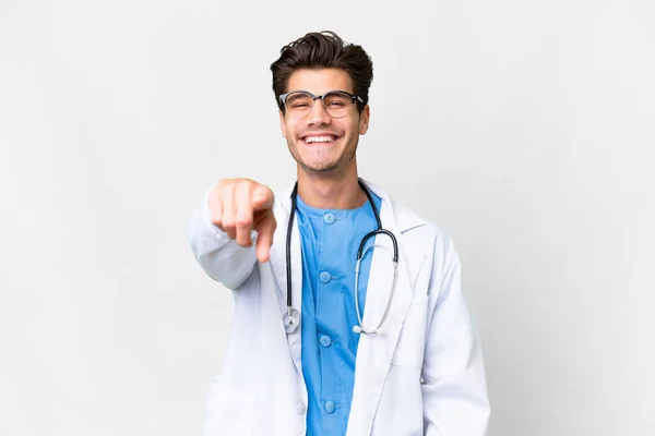 Νεαρός Γιατρός Πάνω Από Απομονωμένο Λευκό Φόντο Δείχνει Δάχτυλό Σας — Φωτογραφία Αρχείου