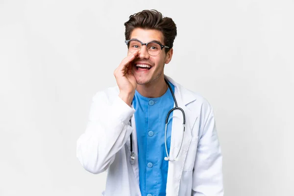 Junger Arzt Mann Über Isoliertem Weißen Hintergrund Schreit Mit Weit — Stockfoto