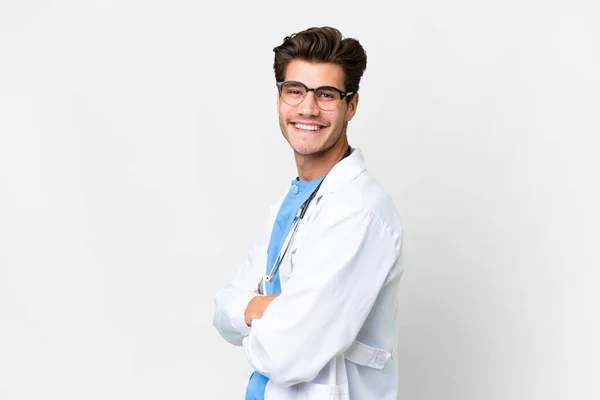 Ung Läkare Man Över Isolerad Vit Bakgrund Med Armarna Korsade — Stockfoto