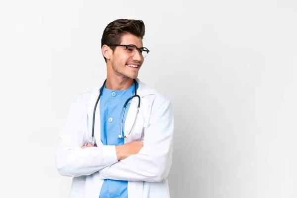 Mladý Lékař Muž Přes Izolované Bílé Pozadí Zkříženými Pažemi Šťastný — Stock fotografie