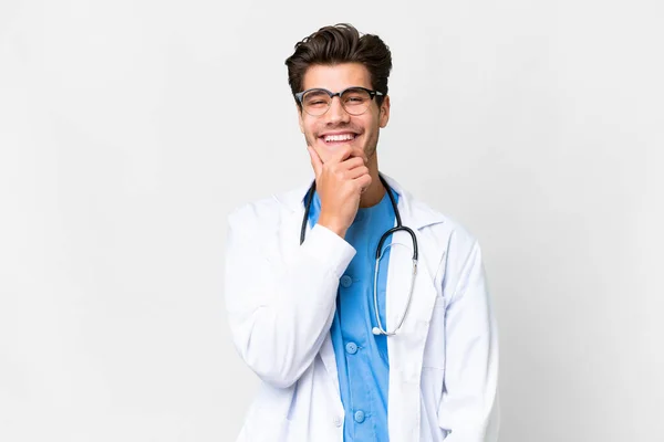 Молодий Лікар Над Ізольованим Білим Тлом Посміхається — стокове фото