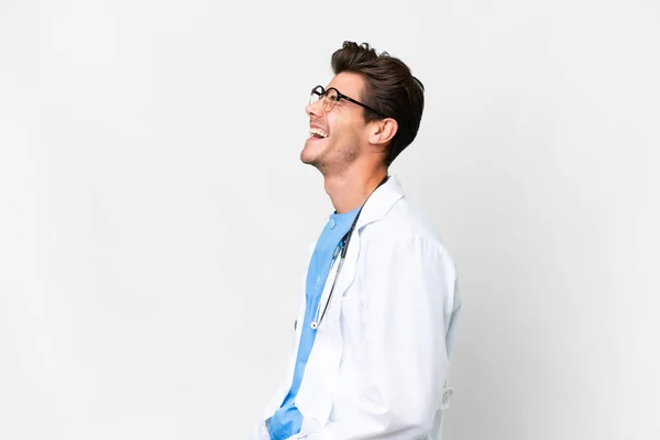 Młody Lekarz Człowiek Odizolowanym Białym Tle Śmiejąc Się Pozycji Bocznej — Zdjęcie stockowe