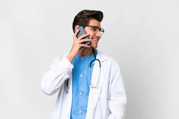 배경을 의사가 누군가와 전화로 대화를 나누고 — 스톡 사진
