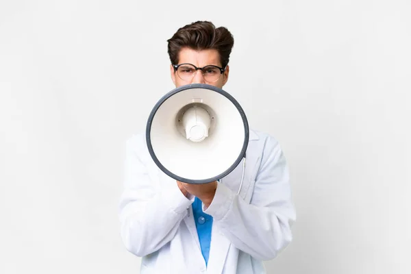 Giovane Medico Uomo Sfondo Bianco Isolato Gridando Attraverso Megafono — Foto Stock
