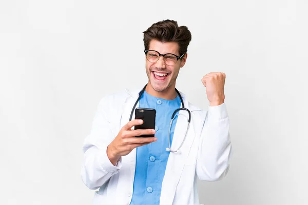 Молодий Лікар Над Ізольованим Білим Тлом Телефоном Позиції Перемоги — стокове фото