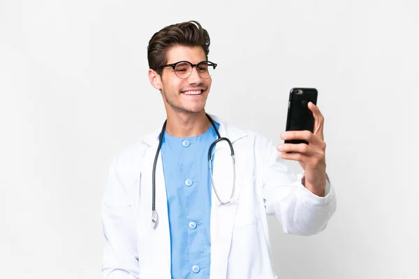 Jovem Médico Homem Sobre Isolado Fundo Branco Fazendo Uma Selfie — Fotografia de Stock