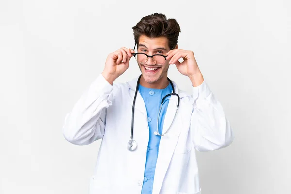 Jovem Médico Homem Sobre Isolado Fundo Branco Com Óculos Surpreso — Fotografia de Stock