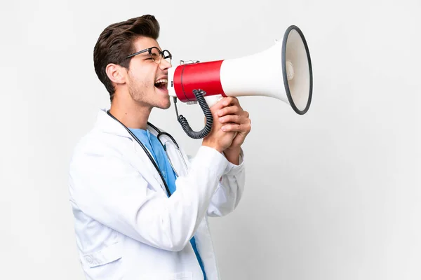 Soyutlanmış Beyaz Arka Planda Genç Bir Doktor Megafondan Bağırıyor — Stok fotoğraf