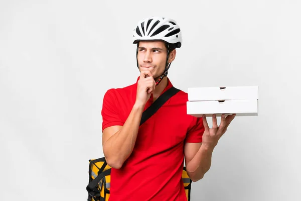 Pizza Delivery Man Στολή Εργασίας Μαζεύοντας Κουτιά Πίτσα Πάνω Από — Φωτογραφία Αρχείου