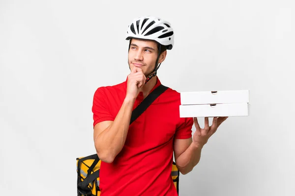 Pizza Delivery Man Στολή Εργασίας Μαζεύοντας Κουτιά Πίτσα Απομονωμένο Λευκό — Φωτογραφία Αρχείου
