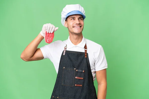 Carniceiro Caucasiano Homem Vestindo Avental Servindo Carne Cortada Fresca Sobre — Fotografia de Stock