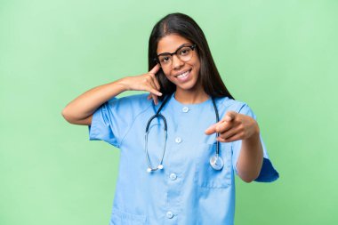 Genç Afrikalı Amerikalı hemşire, izole edilmiş bir geçmişi var.