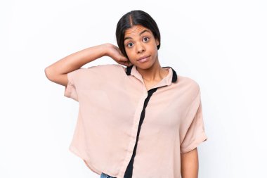 Genç Afrikalı Amerikalı kadın beyaz arka planda izole edilmiş.