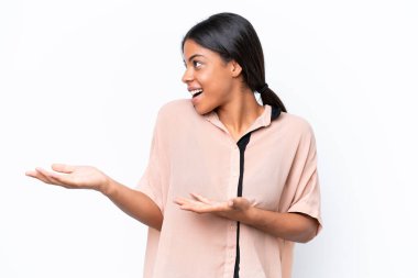 Beyaz arka planda yalnız kalmış genç Afrikalı Amerikalı bir kadın.