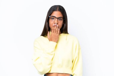 Genç Afrikalı Amerikalı bir kadın beyaz arka planda izole edilmiş. Ağzını eliyle kapatıyor.