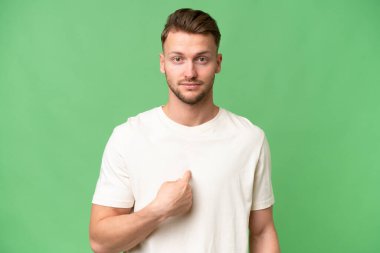 İzole edilmiş geçmişi olan genç sarışın beyaz bir adam kendini işaret ediyor.